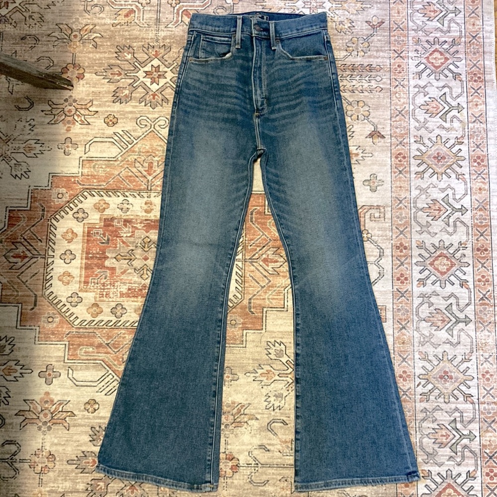 26S Abercrombie and Fitch high rise flare jeans